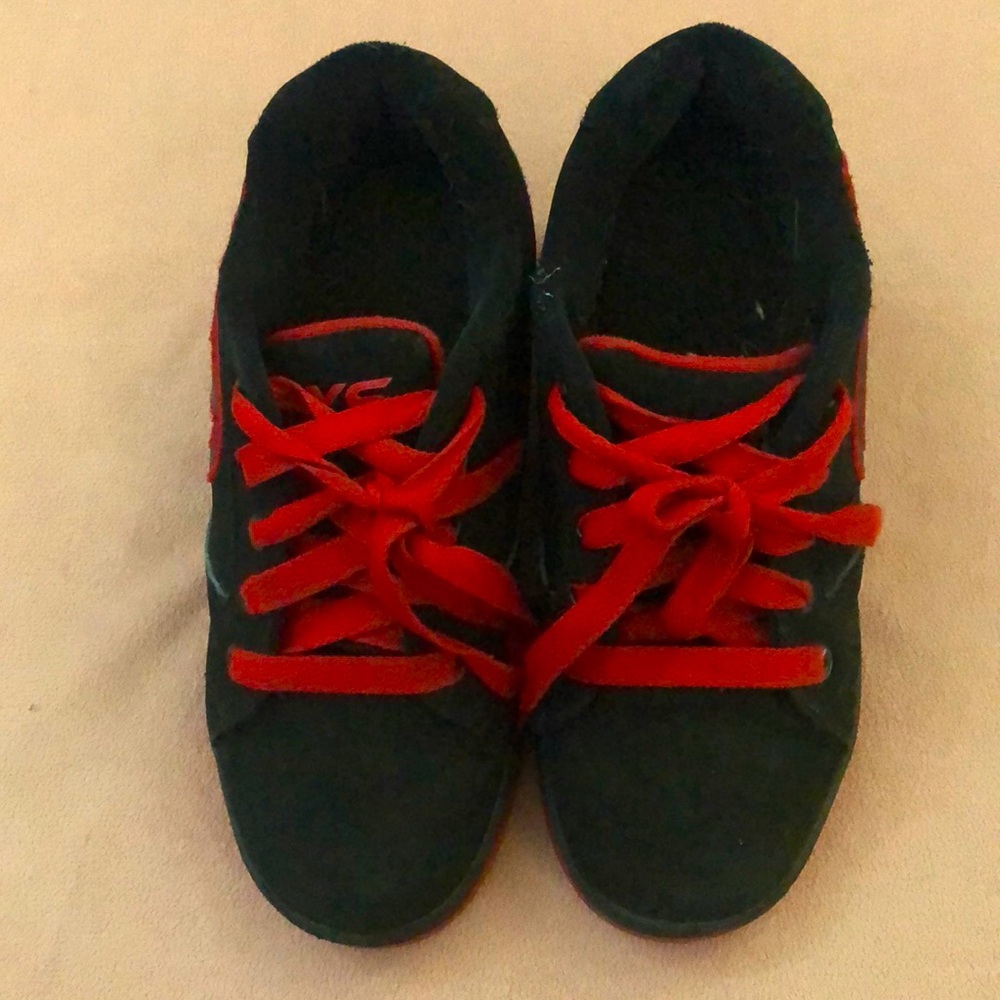 Boys Youth sz3 Heely’s